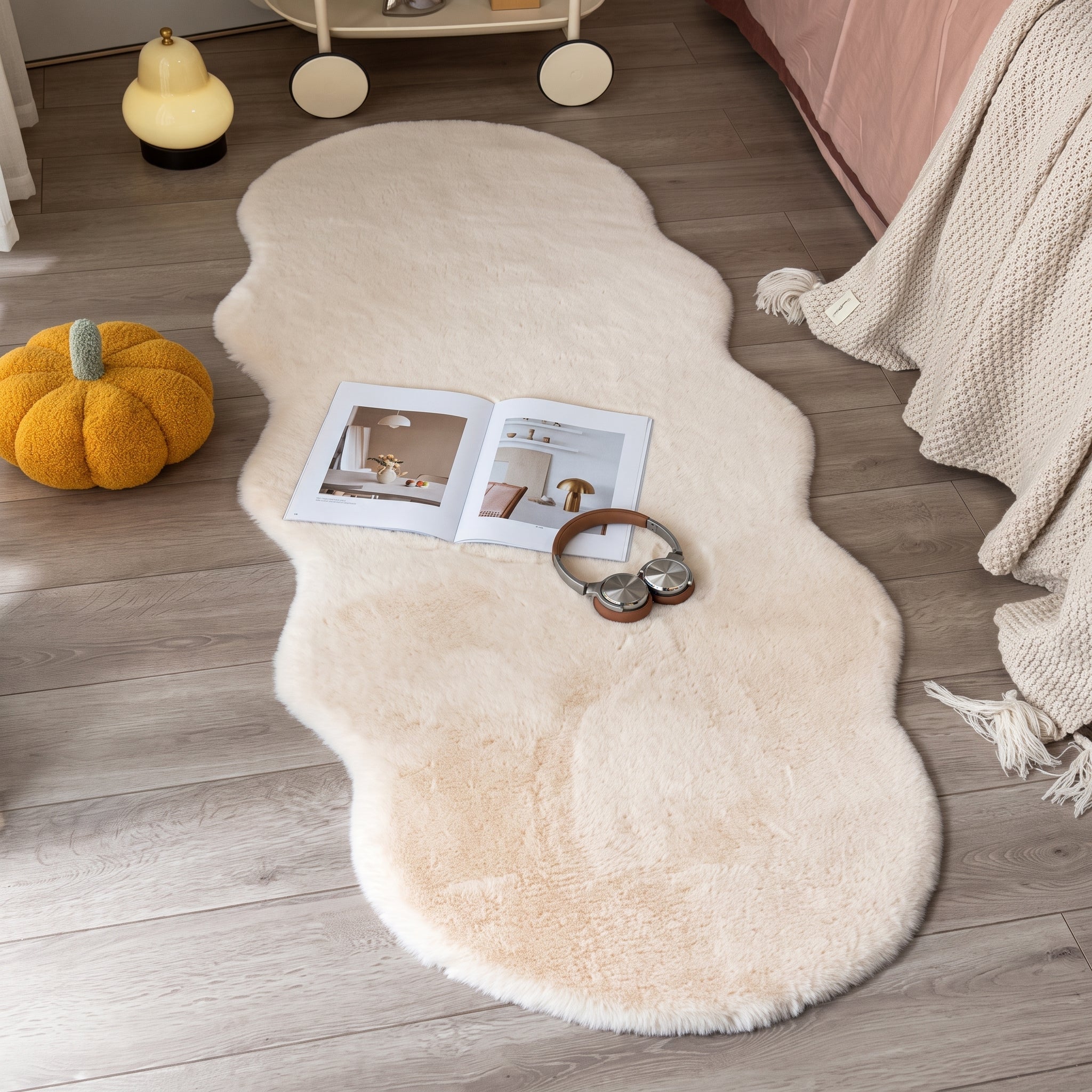 Non-Slip Cozy Soft Plush Rug in Organic Freeform Shape - Wahsable Rug - Cream - Seravelle Home