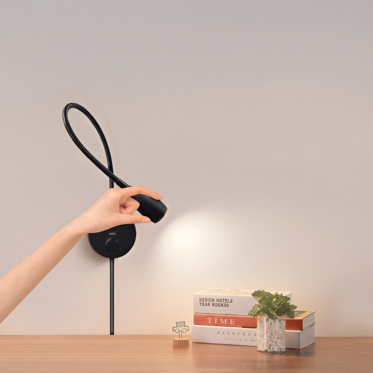 Gooseneck LED Wall Lamp with Flexible Arm and USB Charging Port - Wall Light Fixtures - Warm Light - Seravelle Home