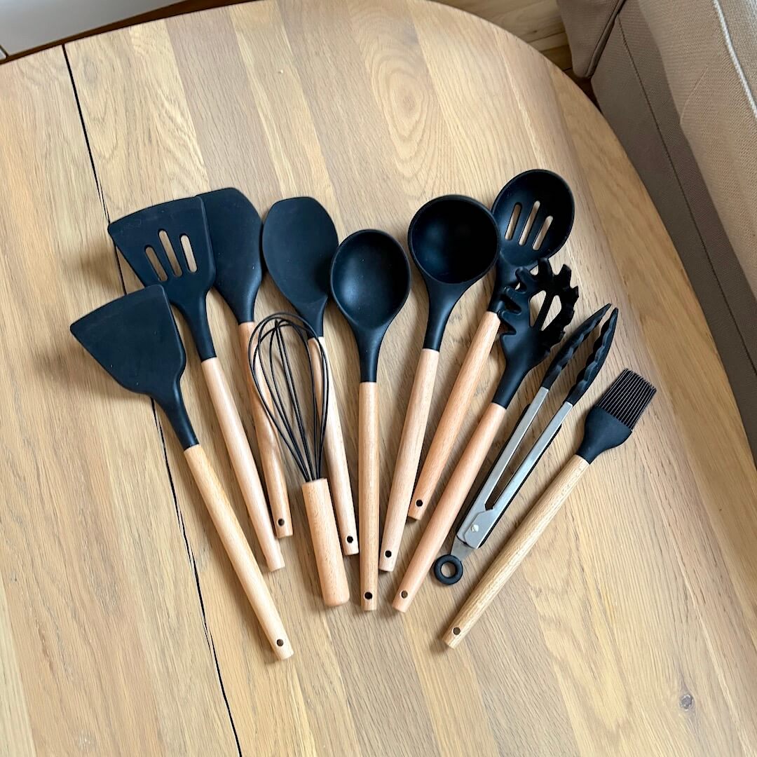 Kitchen Utensil Set with Wooden Handles - Cooking Utensils - Black - Seravelle Home