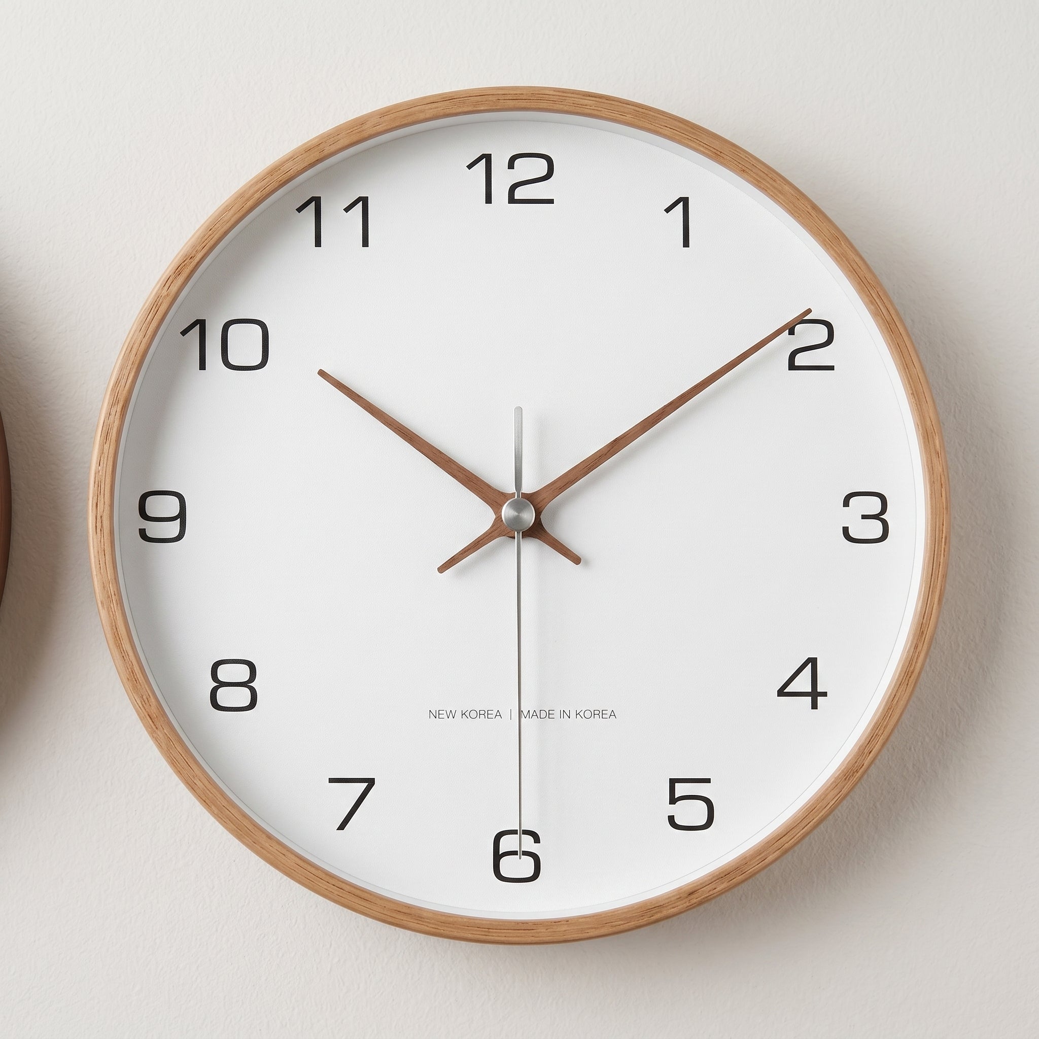 Minimalistic Wall Clock with Wooden Frame in Nordic Style - Wall Clock - White - Seravelle Home