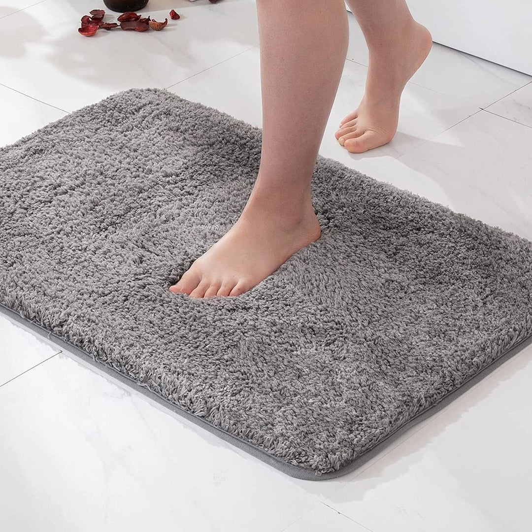 Non - slip bath mat made of soft plush for the bathroom - Bath Mat - Grey - Seravelle Home