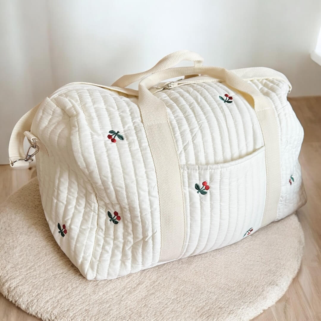 Quilted Travel Bag with Embroidery Design - Reisetasche - Cherry - Seravelle Home
