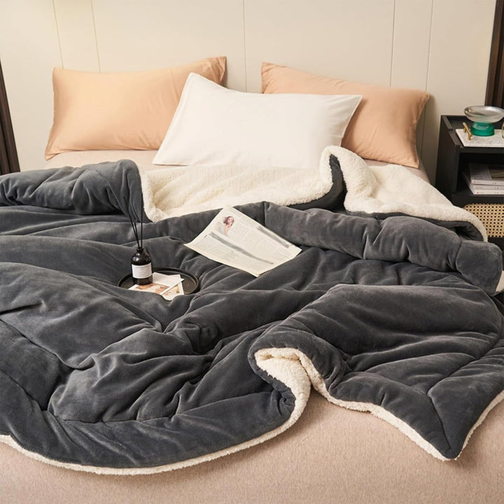 Warm and Soft Reversible Blanket - Blanket - Black - Seravelle Home